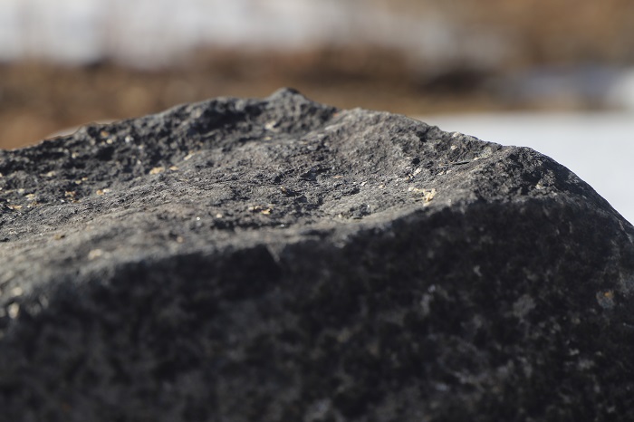 色澤灰黑、質地堅硬的隕石。