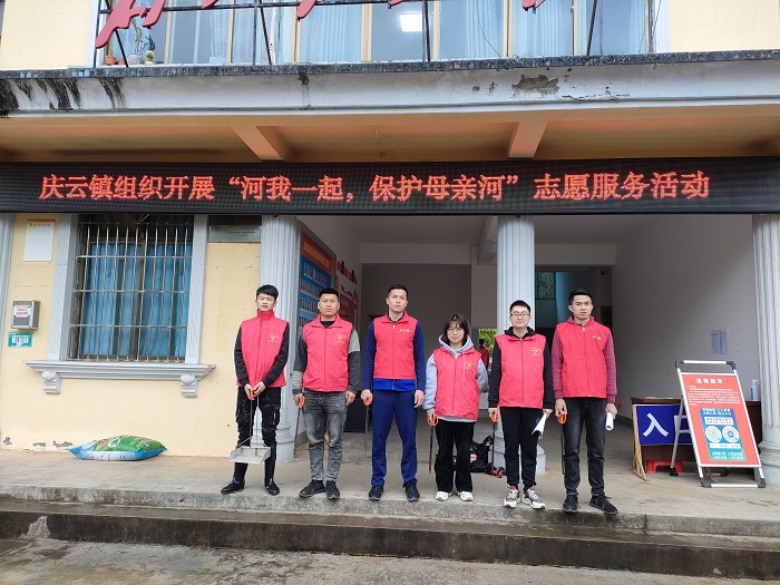 庆云镇组织青年志愿者开展“‘河’我一起 保护母亲河“净滩行动 (7)