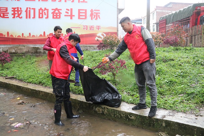 庆云镇组织青年志愿者开展“‘河’我一起 保护母亲河“净滩行动 (2)