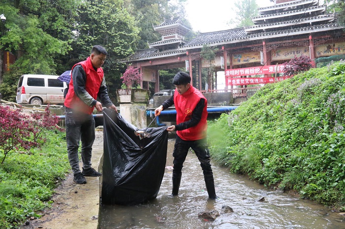 慶云鎮組織青年志愿者開展“‘河’我一起 保護母親河“凈灘行動 (5)