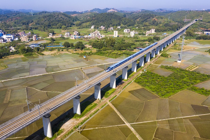 2、2022年4月4日，广西梧州市龙圩区大坡镇河步村一带的田野阡陌纵横，生机勃勃，田园、竹林、小溪、青山、道路、村庄与过境的广昆高铁相映成趣，构成一幅如诗如画的美丽乡村画卷。（何华文）