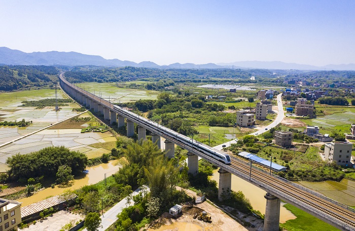 4、2022年4月4日，广西梧州市龙圩区大坡镇河步村一带的田野阡陌纵横，生机勃勃，田园、竹林、小溪、青山、道路、村庄与过境的广昆高铁相映成趣，构成一幅如诗如画的美丽乡村画卷。（何华文）