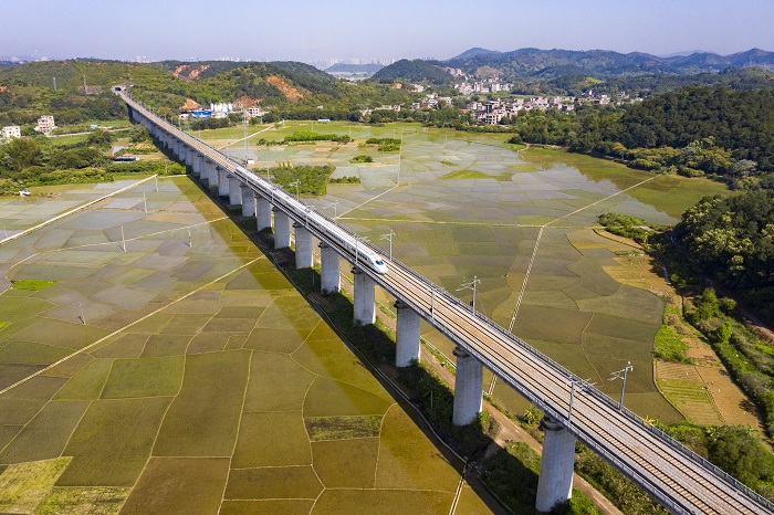 5、2022年4月4日，广西梧州市龙圩区大坡镇河步村一带的田野阡陌纵横，生机勃勃，田园、竹林、小溪、青山、道路、村庄与过境的广昆高铁相映成趣，构成一幅如诗如画的美丽乡村画卷。（何华文）