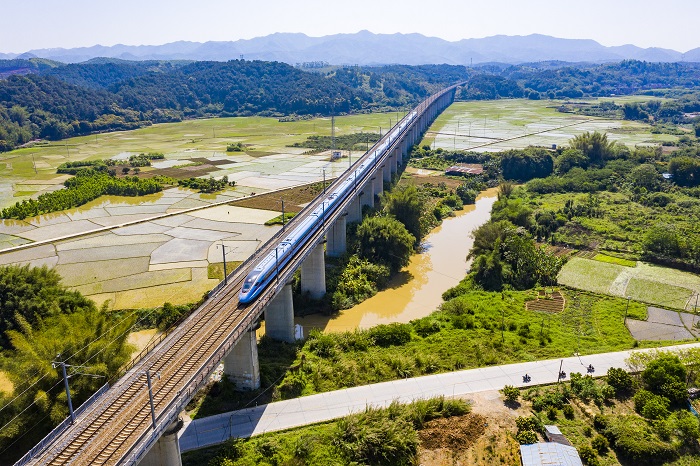 6、2022年4月4日，广西梧州市龙圩区大坡镇河步村一带的田野阡陌纵横，生机勃勃，田园、竹林、小溪、青山、道路、村庄与过境的广昆高铁相映成趣，构成一幅如诗如画的美丽乡村画卷。（何华文）