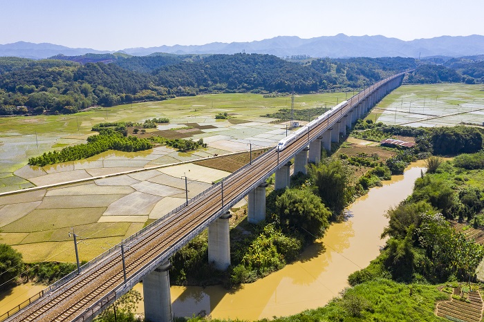 7、2022年4月4日，广西梧州市龙圩区大坡镇河步村一带的田野阡陌纵横，生机勃勃，田园、竹林、小溪、青山、道路、村庄与过境的广昆高铁相映成趣，构成一幅如诗如画的美丽乡村画卷。（何华文）