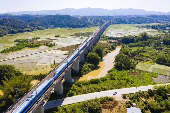 10、2022年4月4日，广西梧州市龙圩区大坡镇河步村一带的田野阡陌纵横，生机勃勃，田园、竹林、小溪、青山、道路、村庄与过境的广昆高铁相映成趣，构成一幅如诗如画的美丽乡村画卷。（何华文）