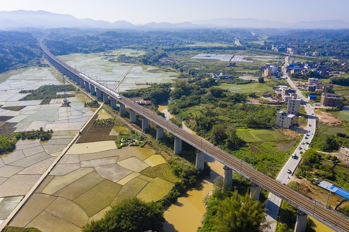 13、2022年4月4日，广西梧州市龙圩区大坡镇河步村一带的田野阡陌纵横，生机勃勃，田园、竹林、小溪、青山、道路、村庄与过境的广昆高铁相映成趣，构成一幅如诗如画的美丽乡村画卷。（何华文）
