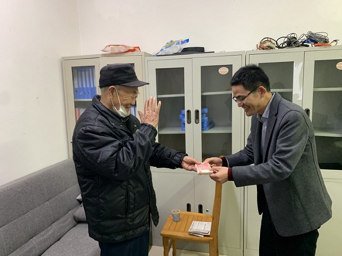 图为  从江县93岁老退役军人、老党员张本来向从江县老干部服务中心捐赠1万元用于抗疫。（温素娥  摄影）