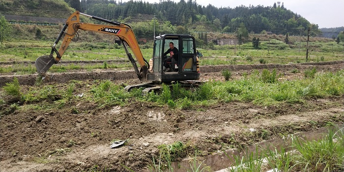 挖掘机正在整治撂荒耕地