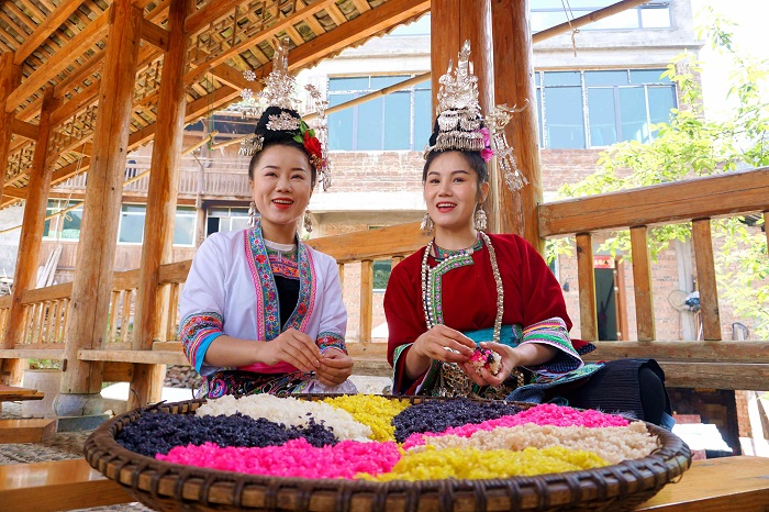 4月20日，村民在贵州省从江县下江镇巨洞村“云上谷雨节”活动现场制作五彩花饭。（石宏辉摄）