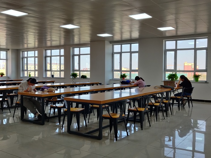 图为4月21日，福海县图书馆的工作人员指导读者利用“云书馆”“智能听书机”免费读书、听书。5