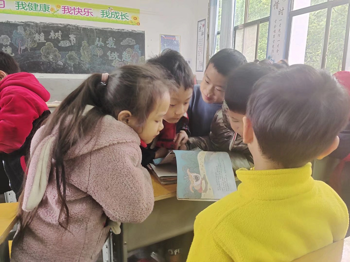 庆云镇中心小学一（1）班学生共读一本书活动