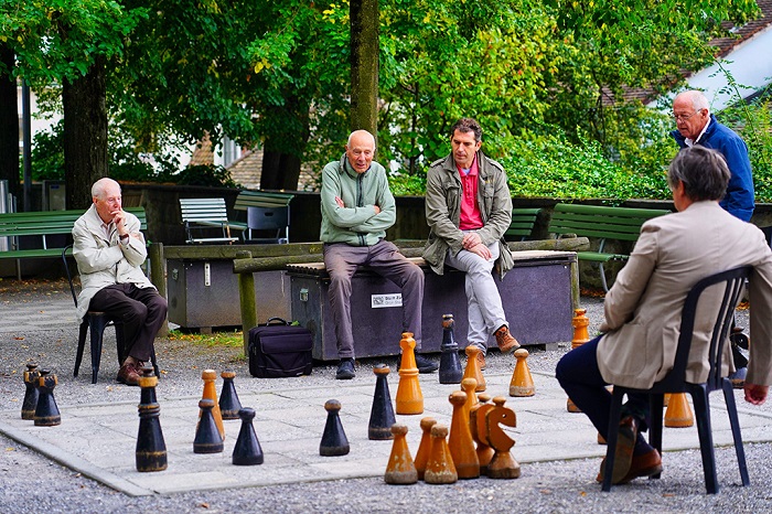 黎世的街头在下棋的老人们