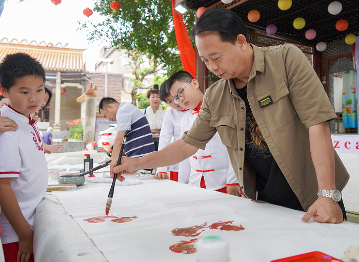 梧州市书画家为村民即席挥毫。（陈凡摄）