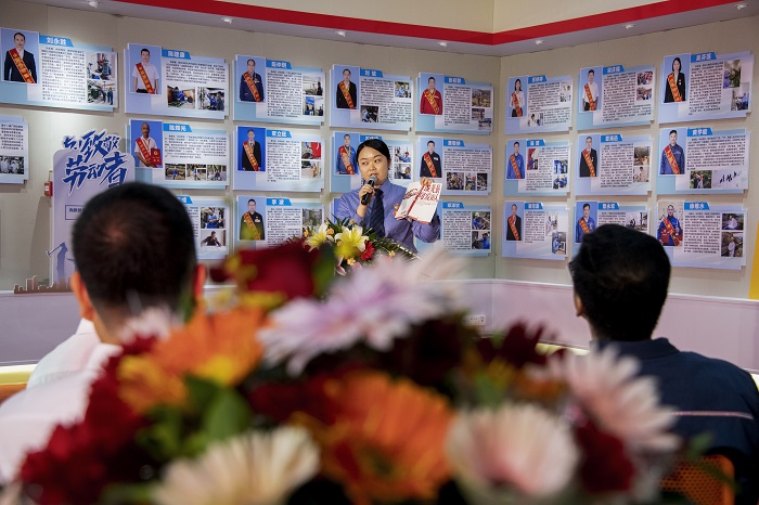 1、2022年4月29日，广西梧州市总工会开展“与书相伴 遇见更好的自己”迎五一主题活动。图为该市劳模工匠读书分享现场。（何华文）