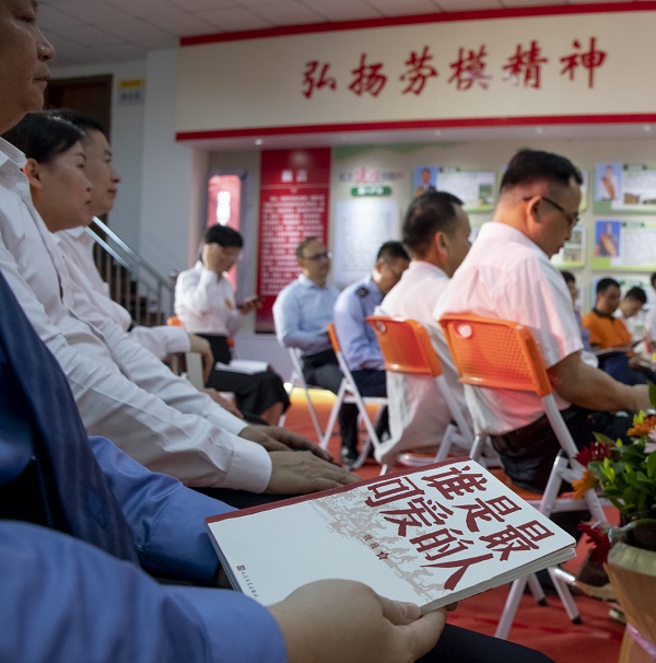 2、2022年4月29日，广西梧州市总工会开展“与书相伴 遇见更好的自己”迎五一主题活动。图为该市劳模工匠读书分享现场。（何华文）
