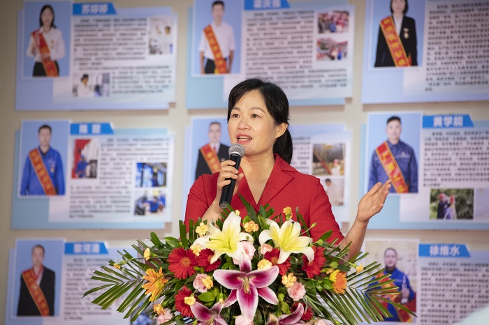11、2022年4月29日，广西梧州市总工会开展“与书相伴 遇见更好的自己”迎五一主题活动。图为该市劳模工匠读书分享现场。（何华文）