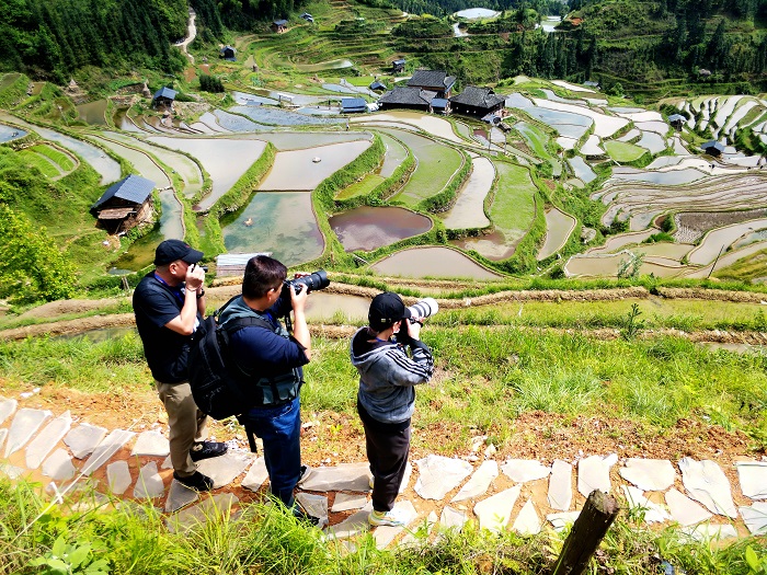 2022年5月2日，游客在贵州省从江县加榜梯田景区拍摄。