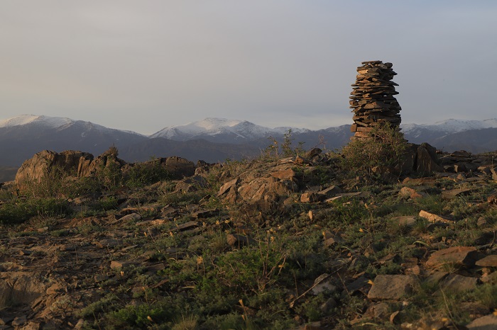 堆砌的石柱与远方的雪山。