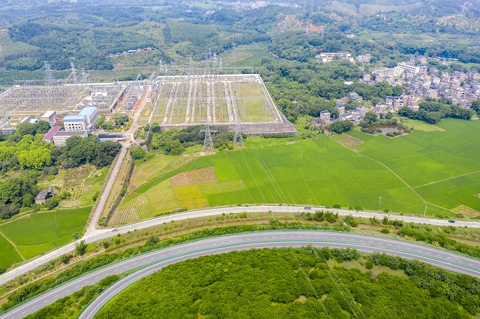 1、2022年5月6日，广西梧州市龙圩区大坡镇广昆高速、环城高速在春意盎然的田野上蜿蜒，构成一幅美丽画卷。（何华文）