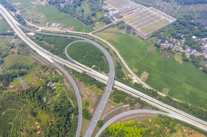 4、2022年5月6日，广西梧州市龙圩区大坡镇广昆高速、环城高速在春意盎然的田野上蜿蜒，构成一幅美丽画卷。（何华文）