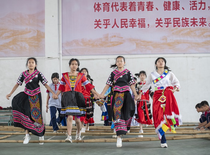 1、2022年5月13日，广西梧州市第十四中学师生在校园里一起共跳竹竿舞。（何华文）