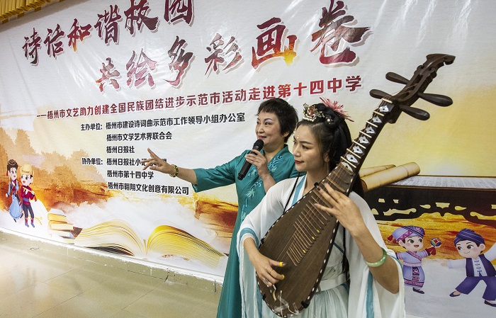 4、2022年5月13日，广西梧州市文艺志愿者在该市第十四中学，给该校师生表演粤剧。（何华文）