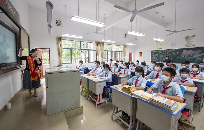 9、2022年5月13日，广西梧州市文艺志愿者走进该市第十四中学，给该校学生进行书法知识培训。（何华文）