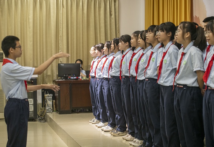 13、2022年5月13日，广西梧州市第十四中学学生朗诵爱国诗词。（何华文）
