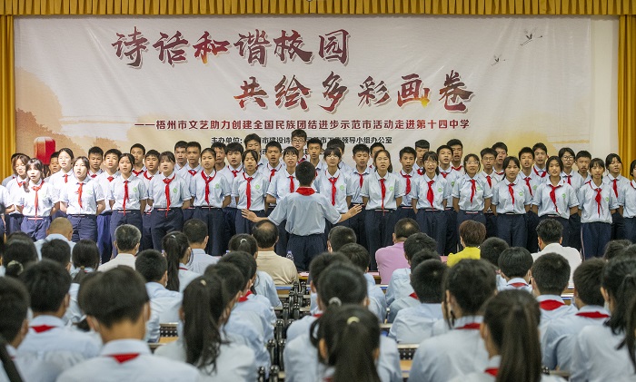 14、2022年5月13日，广西梧州市第十四中学学生朗诵爱国诗词。（何华文）