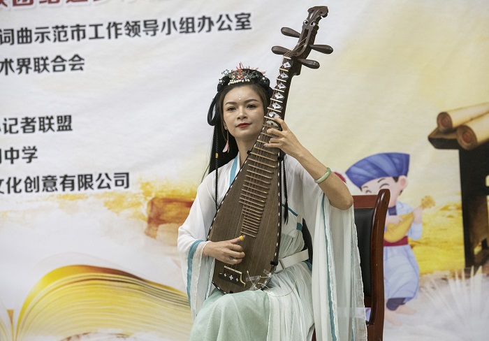 18、2022年5月13日，广西梧州市文艺志愿者走进该市第十四中学，给该校师生表演民乐伴奏诗朗诵。（何华文）