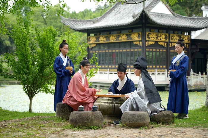 演员在江西省景德镇市景德镇陶瓷民俗博物馆表演对弈