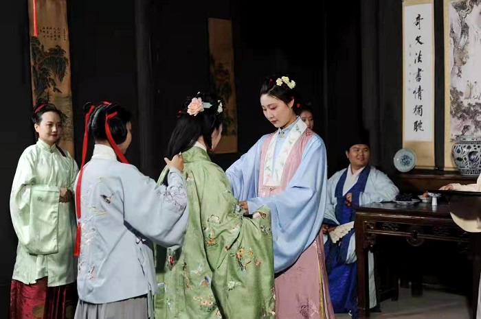 演员在江西省景德镇市景德镇陶瓷民俗博物馆表演及笄礼