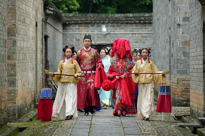 演员在江西省景德镇市景德镇陶瓷民俗博物馆表演古代传统婚俗纳吉之礼
