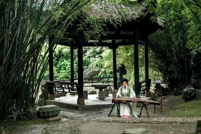 演员在江西省景德镇市景德镇陶瓷民俗博物馆演奏中国传统乐器1