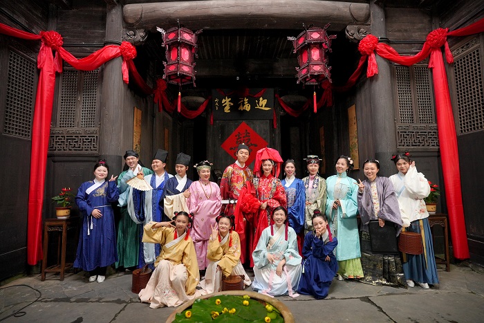 参加“民俗之美”系列活动表演的演员在江西省景德镇市景德镇陶瓷民俗博物馆合影