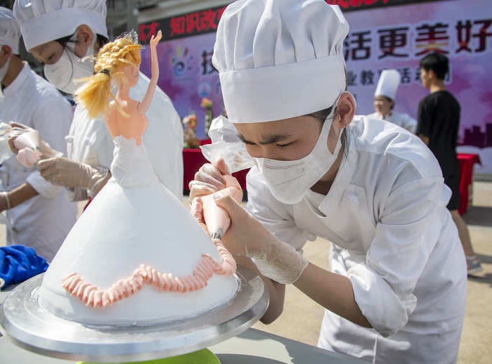 3、2022年5月18日，在广西梧州商贸学校，学生们进行烹饪专业职业技能展示。（何华文）