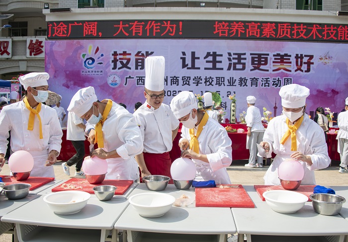 4、2022年5月18日，在广西梧州商贸学校，学生们进行气球切肉丝技能展示。（何华文）