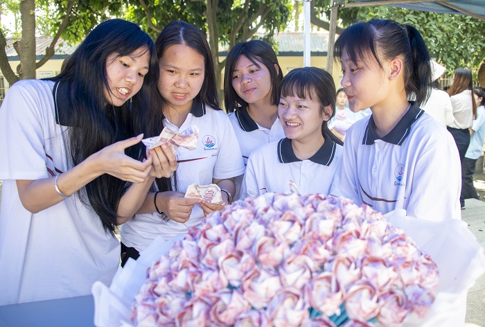 5、2022年5月18日，在广西梧州商贸学校，学生们进行折花艺术技能展示。（何华文）