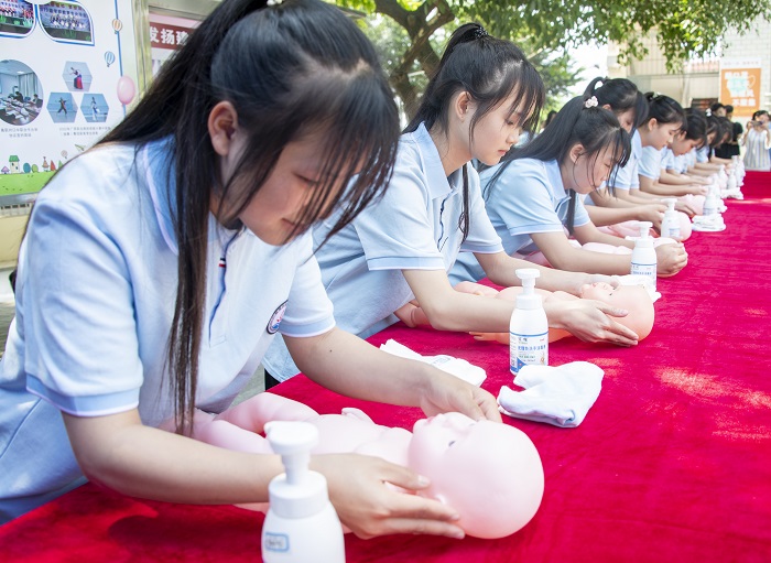 6、2022年5月18日，在广西梧州商贸学校，学生们进行婴幼儿抚触、包裹技能展示。（何华文）