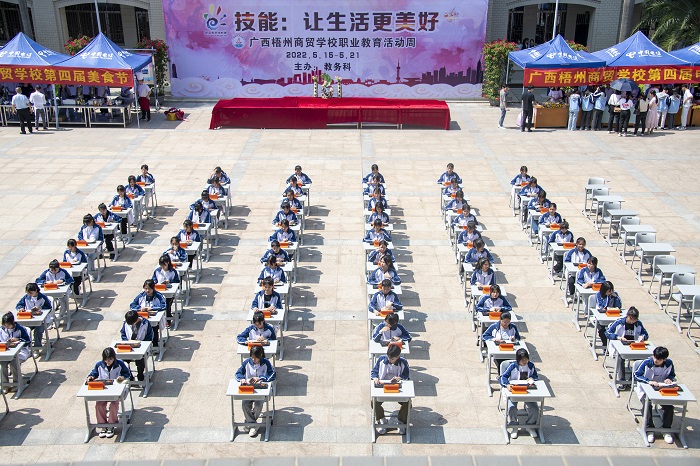 9、2022年5月18日，在广西梧州商贸学校，学生们进行珠算技能展示。（何华文）