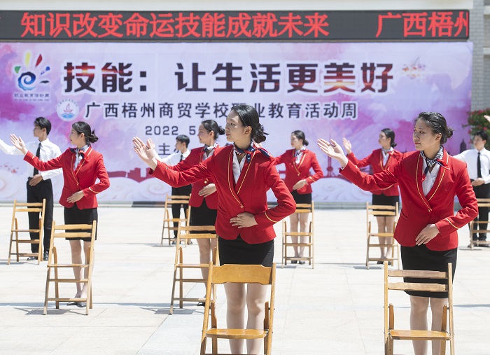 12、2022年5月18日，广西梧州商贸学校，学生们在礼仪展示。（何华文）