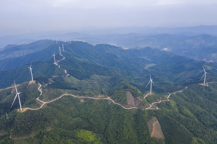 9、2022年5月19日，广西梧州市苍梧县六堡镇润堡风电场，一座座风力发电机组矗立山脊之上迎风旋转，与绿色群山、民居、村道相映成趣，美如画卷。（何华文）