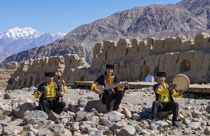 石头城遗址里的塔吉克民族乐手们