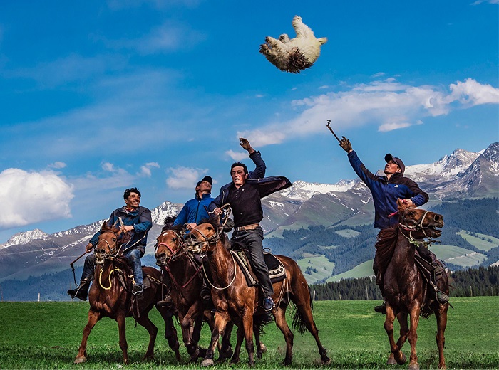 塔吉克族人正在举行叼羊比赛
