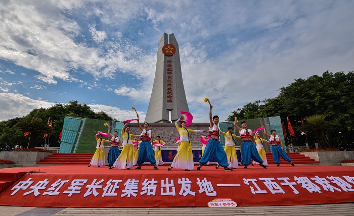 赣南客家歌舞热情表演欢迎来自“大湾区”的游客。