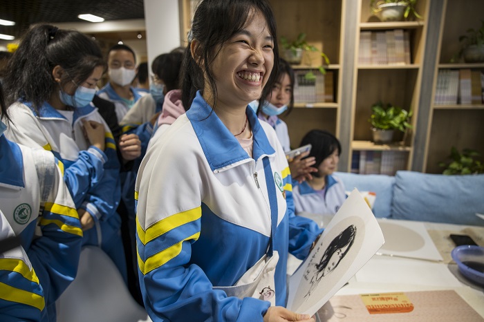 2022年5月12日，贵州省六枝特区第七中学的图书馆，美术家现场为同学作画。