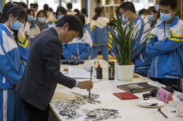 2022年5月12日，在贵州省六枝特区第七中学的图书馆，书画家们在现场书写作画，与同学们交流创作心得。 (7)