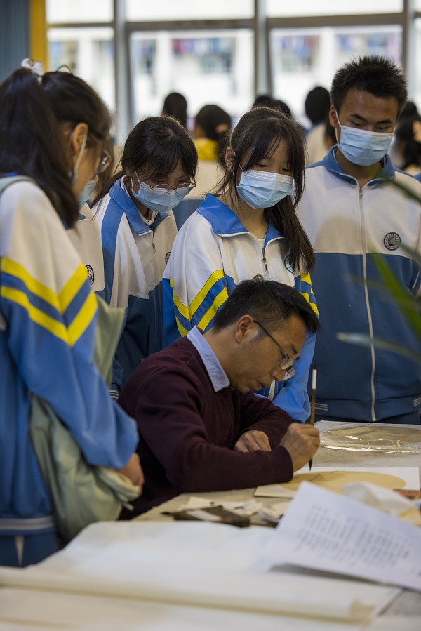 2022年5月12日，在贵州省六枝特区第七中学的图书馆，书画家们在现场书写作画，与同学们交流创作心得。 (8)