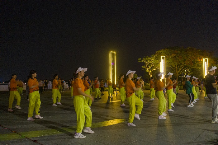 1、2022年5月21日晚上，市民在广西梧州市西堤公园广场散步、骑自行车、跳舞。（何华文）